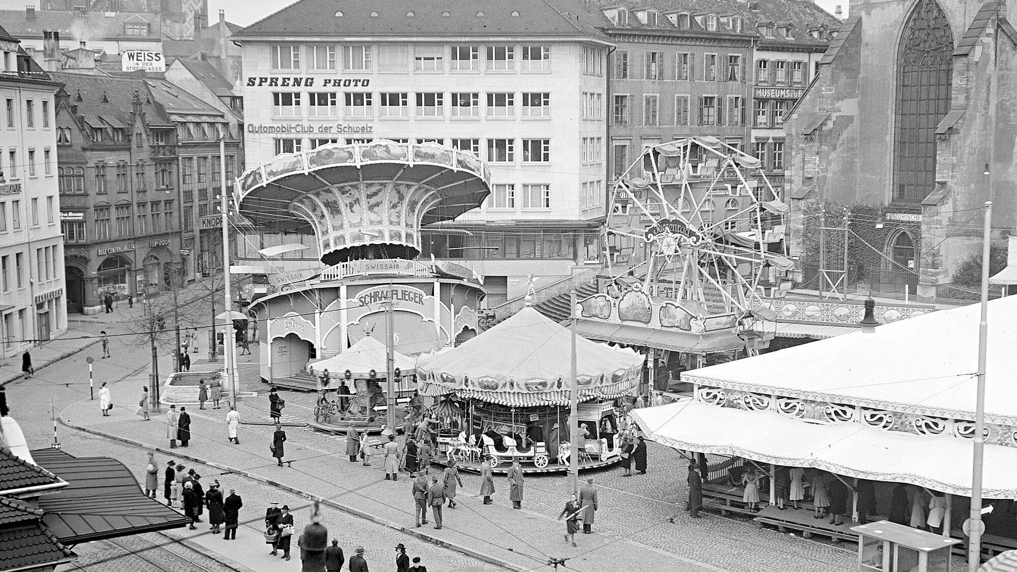 Barfüsserplatz damals: Fast wie heute: Kettenkarussell, Resslirytti und Riesenrad gab es schon 1944. Staatsarchiv Basel-Stadt, NEG 21538.