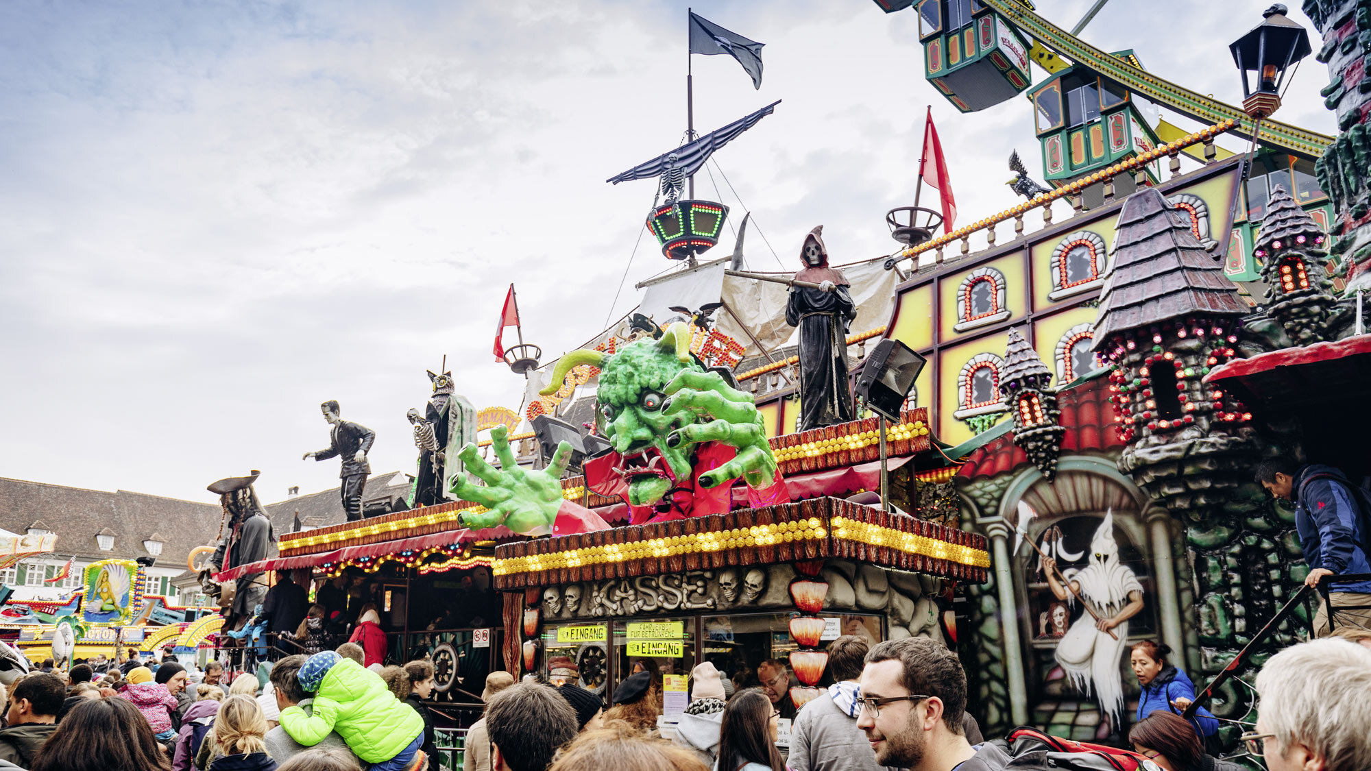 Monster, Schlösser, Geister, Schiffe: typische Elemente einer Geisterbahn.
