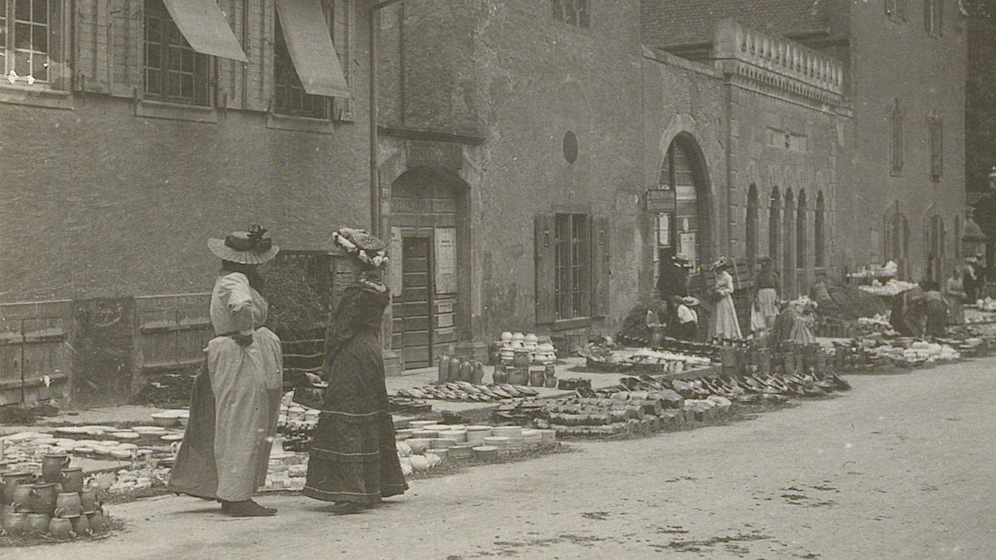 Hääfelimäärt damals: Der Verkauf von Tassen, Tellern oder Suppenschüsseln hat auf dem H  felim  rt Tradition. Staatsarchiv Basel-Stadt, AL 45, 4-47-4.
