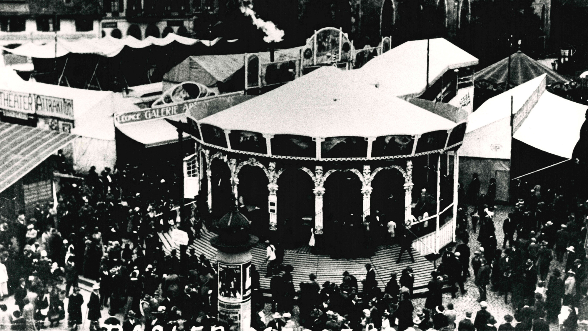 1923 hatte es während der Herbstmesse auf dem Barfi vor allem Buden, in denen Aufführungen stattfanden. © Kanton Basel-Stadt.