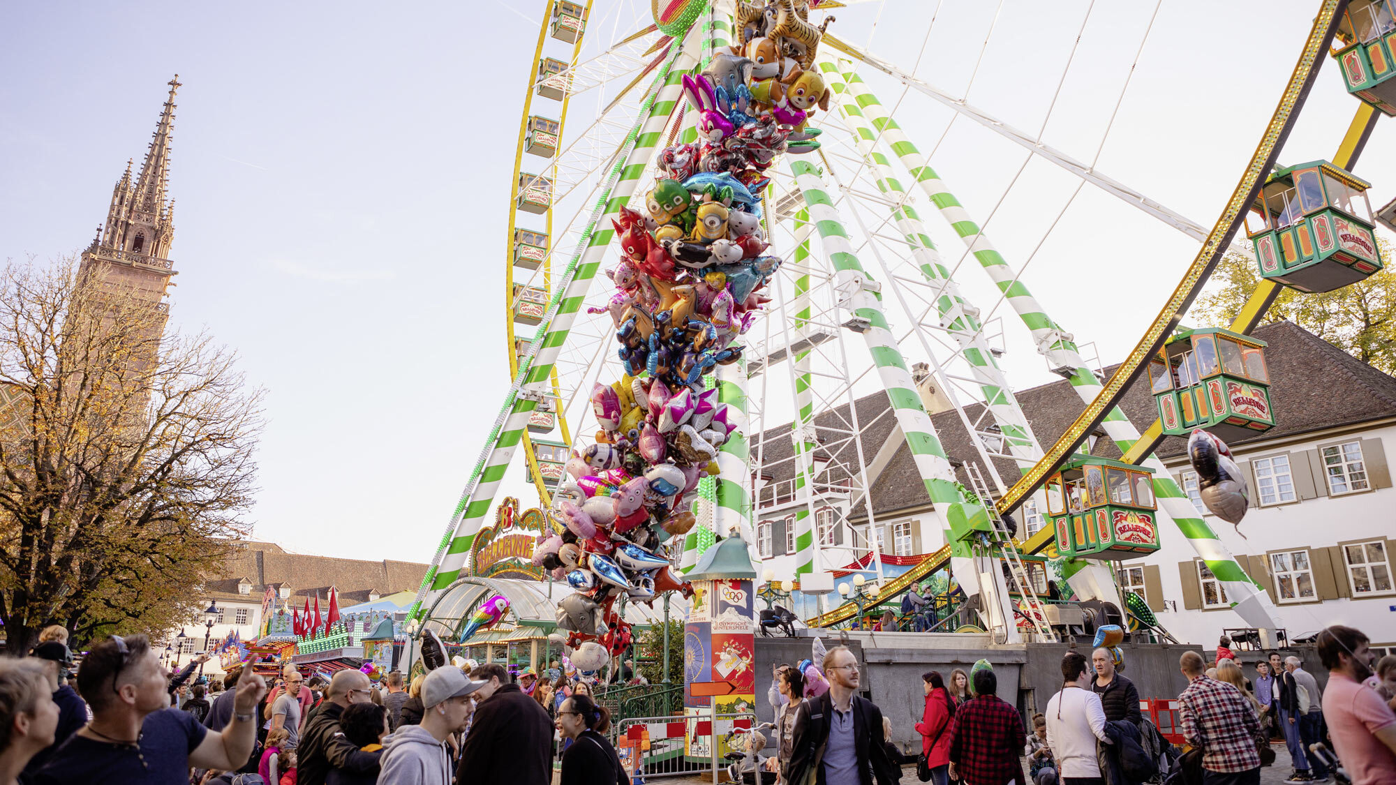 Münsterplatz heute: Wow, so viele farbige Ballone. Und warst du eigentlich schon mal auf dem Riesenrad?