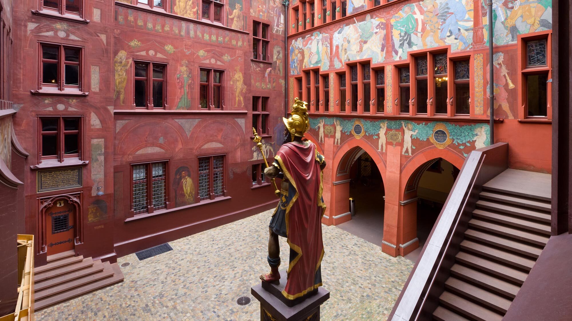 Der geschmückte Innenhof des Basler Rathauses.
